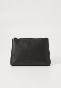Trousse de maquillage en cuir noir avec une texture lisse, fermeture éclair et un petit logo en relief à l'avant. Forme rectangulaire, design compact.