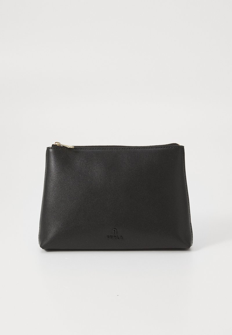 Trousse de maquillage en cuir noir avec une texture lisse, fermeture éclair et un petit logo en relief à l'avant. Forme rectangulaire, design compact.