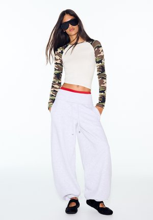 Bershka, PRINTED LONG-SLEEVE T-SHIRT - T-shirt à manches longues - khaki