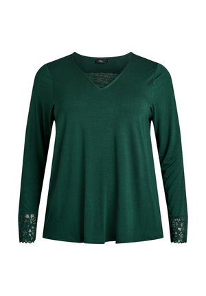 Grön långärmad topp med V-ringning, som har spetsdetaljer vid ärmsluten och en flödande design. Tillverkad av mjukt, slätt tyg.