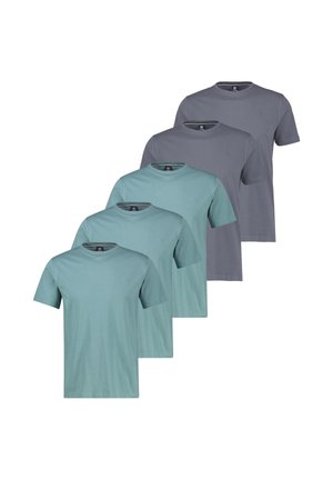 Fem ensfarvede T-shirts med kort ærme og rund hals i nuancer af blå og grå, vist lagdelt og vinklet mod højre.