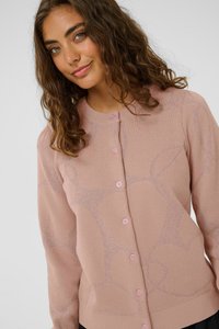 Hellrosa gestrickte Cardigan mit einem subtilen Muster, runder Ausschnitt und Knöpfen. Die Textur wirkt weich und leicht glänzend.