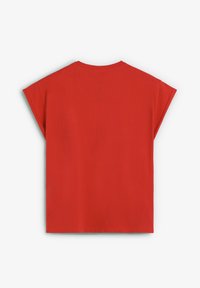 Camiseta roja de manga corta hecha de tela suave, con un corte suelto y un cuello redondo. Textura suave sin patrones ni acentos.