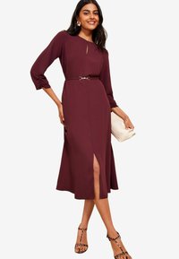 Friends Like These TULIP SLEEVE BELTED FLUTE HEM - REGULAR FIT - Dienas kleita - burgundy red