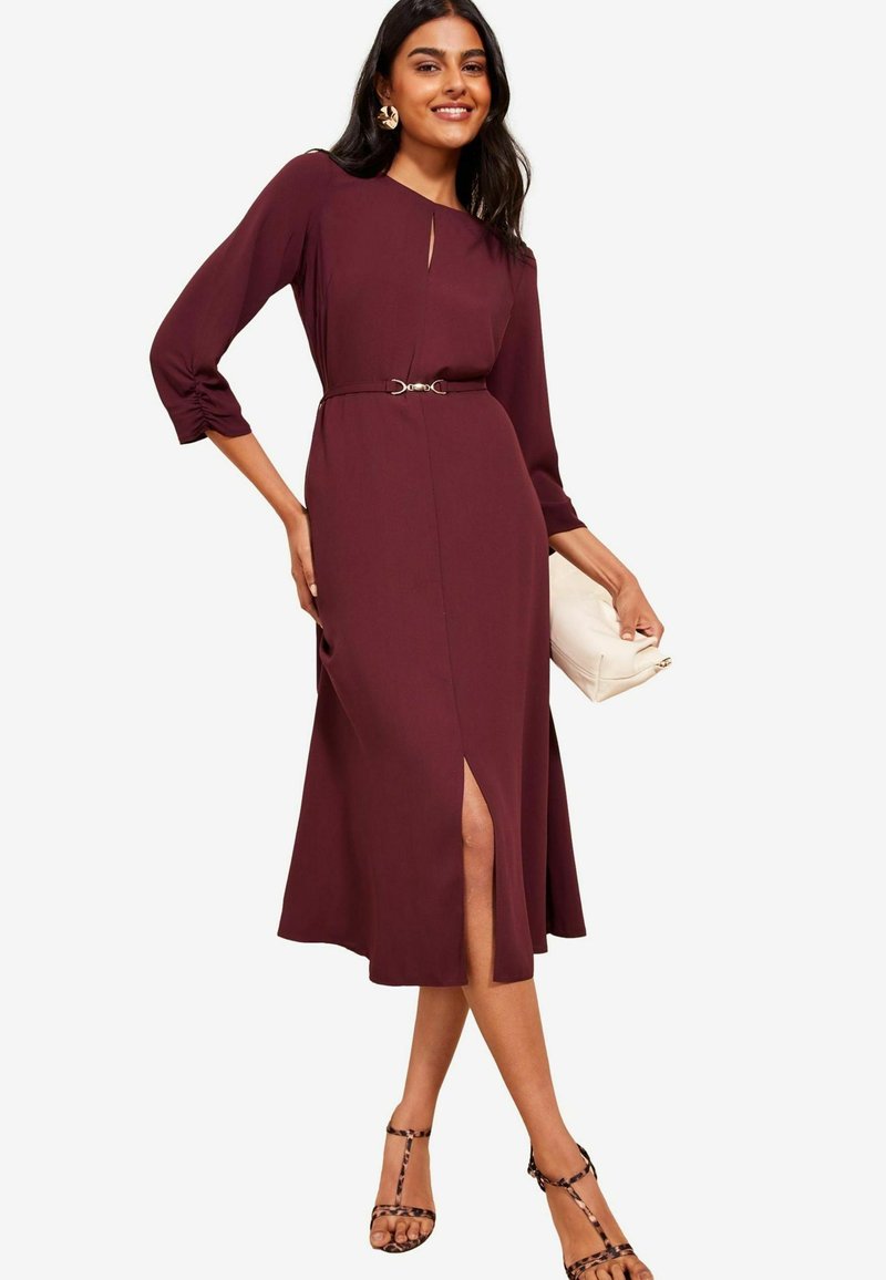 Friends Like These TULIP SLEEVE BELTED FLUTE HEM - REGULAR FIT - Dienas kleita - burgundy red