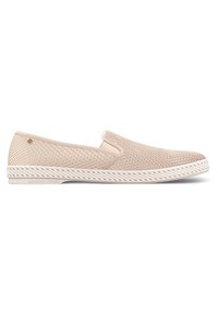 Beige instap schoenen met een mesh bovenwerk, een gestructureerd patroon en een witte, geweven zool met een subtiele logo-detalering.