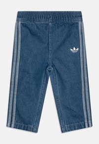 Modre jeans hlače s elastiko v pasu. Imajo tri sive stranske črte in belo vezeno logotip na levem stegnu.