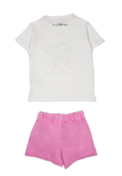 T-shirt bianca in cotone con colletto rotondo e maniche corte, abbinata a pantaloni corti rosa con vita elasticizzata e una texture liscia.