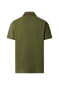 Polo tričko s krátkym rukávom v olivovo zelenej farbe z bavlny. Obsahuje tradičný golier, zadný nápis značky a kontrastný lem okolo goliera.