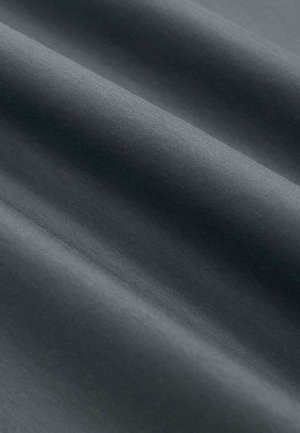 Tamsiai pilka medžiaga su lygiu paviršiumi, turinti subtilų blizgesį ir raukšlėtus išlinkimus, rodanti švelnų ir šiek tiek atspindintį paviršių.