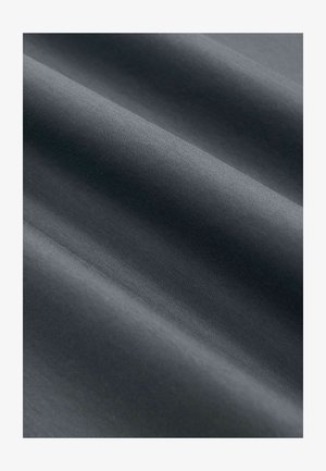 Mørkegrå stof med en glat tekstur, der har en subtil glans og foldede folder, der viser en blød og let reflekterende overflade.