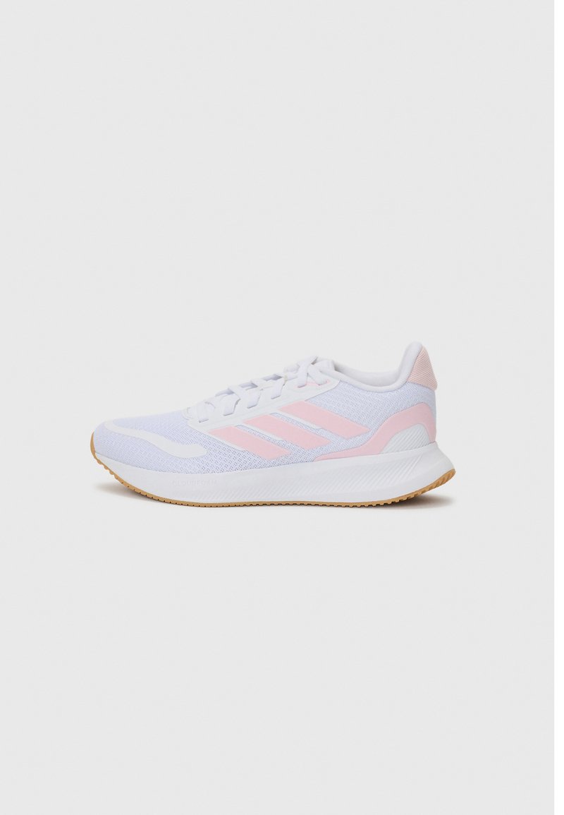 Chaussure de sport blanche avec des accents roses, dessus en mesh et semelle en caoutchouc texturé. Comprend trois bandes blanches et un talon rembourré.