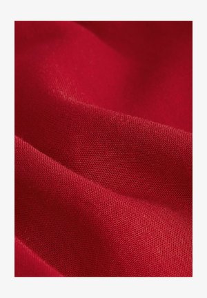 Roter Stoff mit glatter Textur, der eine feine Webart und einen leichten Glanz aufweist, mit sanften Falten und Konturen.