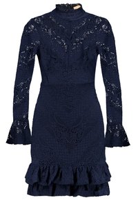 Robe en dentelle bleu marine avec des manches longues, un col montant, des poignets évasés, un corsage ajusté et un ourlet à volants ; motifs floraux et géométriques intriqués.