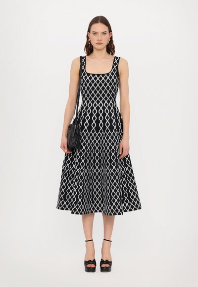 Maje RUSSELY - Strickkleid - noir/blanc