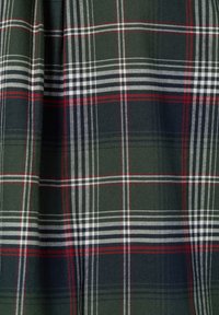 Tkanina w kratę w ciemnozielonym kolorze, z białymi i czerwonymi liniami. Wzór składa się z przecinających się pasów o gładkiej fakturze.