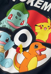 Granatowy t-shirt z kolorowymi postaciami Pokémonów: Bulbasaur, Squirtle, Charmander i Pikachu, otaczającymi wyrazisty wzór Pokéball.