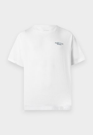 Camiseta blanca de algodón con cuello redondo, que presenta un pequeño logo azul impreso en el pecho que dice "PADEL CLUB Barcelona". Mangas cortas.