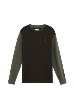Suéter marrón oscuro con mangas verde olivo. Cuello y puños acanalados. Pequeño logo de calavera en el pecho. Textura suave y diseño casual.
