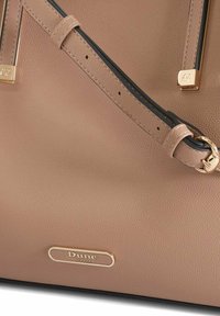 Lichtbeige tote bag gemaakt van gestructureerd synthetisch materiaal met gouden hardware accenten, voorzien van een logo strip en een verstelbare band.