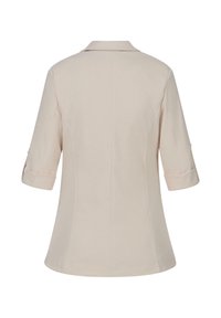 Beige tailorged blouse met 3/4 mouwen, notch kraag en opgerolde manchetten. Vriendelijke stof met subtiele stiksels langs de naden.