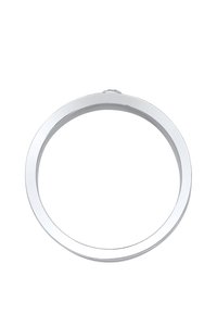 Silverfärgad metallarmband med en slät, rund band av polerad finish och en liten spänndetalj. Minimalistisk design och elegant utseende.