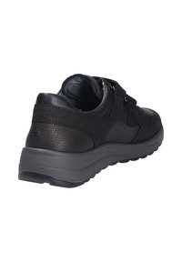 Scarpa in pelle nera con superficie testurizzata, supporto per la caviglia imbottito e suola grigia robusta con tacco leggero. Chiusura con cinturino regolabile.