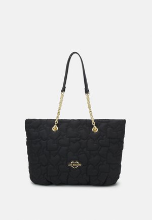 Bolso tote negro acolchado con patrones de corazones, cadena dorada y asas de cuero, y una placa con el logo "Love Moschino" en el frente.