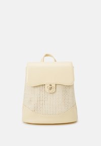 Zaino giallo in cream con parte superiore in pelle liscia e fondo in rattan intrecciato, dotato di un fronte con pattina e un lucchetto decorativo.