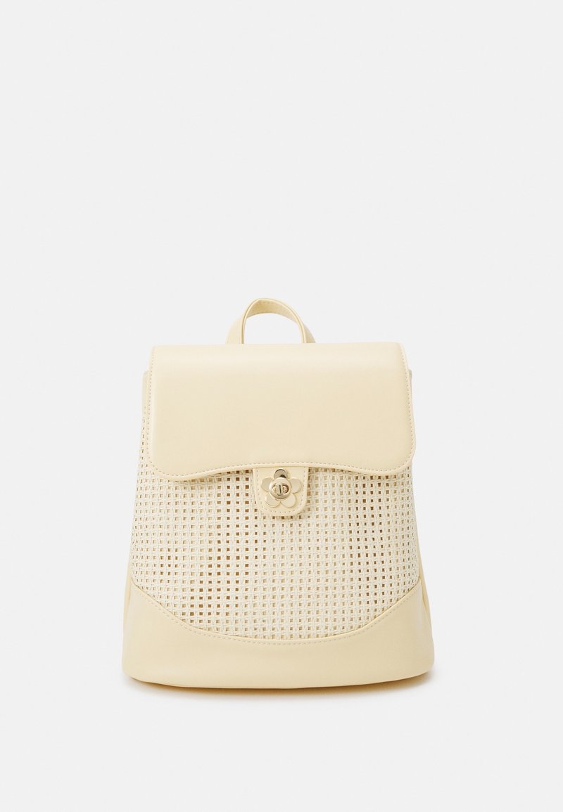 Zaino giallo in cream con parte superiore in pelle liscia e fondo in rattan intrecciato, dotato di un fronte con pattina e un lucchetto decorativo.