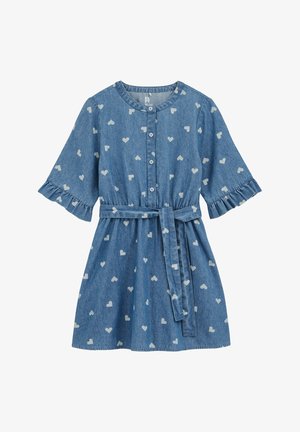 Riflové šaty s krátkymi volánikovými rukávmi, svetlomodrej farby s bielymi srdcovými vzormi a zodpovedajúcim látkovým opaskom v páse.