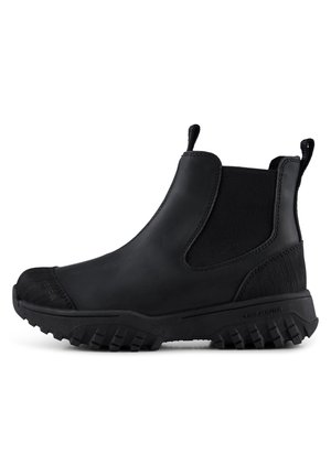 Bottines Chelsea noires avec une tige en caoutchouc lisse, des panneaux élastiques sur les côtés et une semelle extérieure texturée et robuste pour une meilleure traction. Équipées de languettes de tirage.