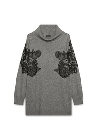 Pulover gri cu guler tip cowl, având detalii din dantelă neagră pe mâneci. Textură moale, croială lejeră și mâneci lungi, largi.