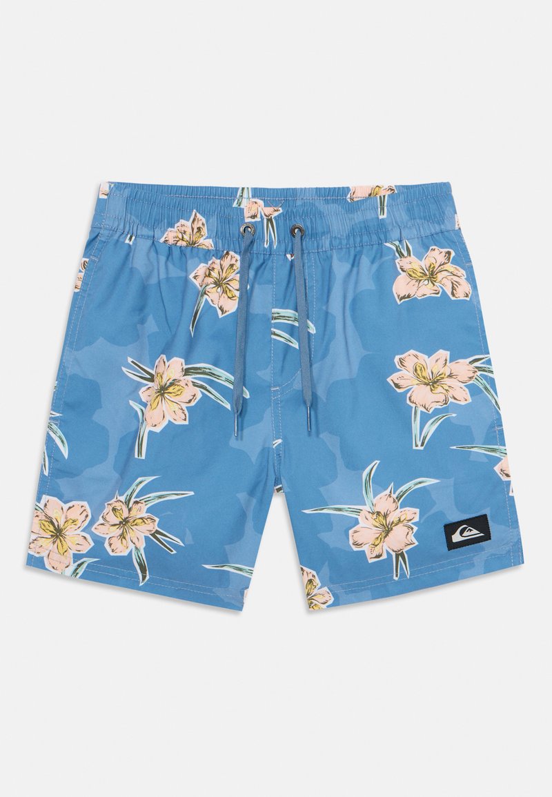 Zilā peldkostīma šorti ar ziedu rakstu, kurā redzami rozā ziedi un zaļas lapas. Elastīga josta ar auklu un melna logotipa uzlīme.