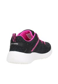 Scarpa da ginnastica Skechers nera e rosa con suola testurizzata bianca, linguetta sul retro e etichetta di dimensione visibile all'interno del collo.