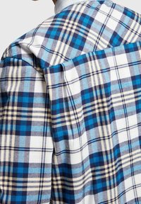 Fitted shirt met een blauw, wit en geel geruit patroon, met een gestructureerde kraag en lichte, textuurstof.
