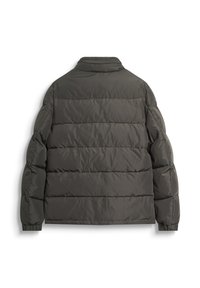 Donkergrijze gewatteerde jas gezien vanaf de achterkant met horizontale stiksel, lange mouwen en elastische manchetten op een witte achtergrond.