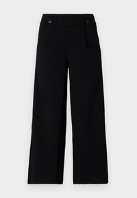 Černé kalhoty s širokými nohavicemi z hladké tkaniny, s vysokým pasem zdobeným dvěma velkými knoflíky a záhyby typu nůž vpředu.