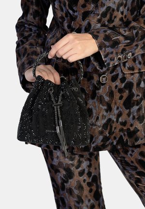 Bolso mini tipo cubo de ante negro adornado con cuentas y un fleco, con asa de cadena y cierre con cordón. Superficie texturizada con detalles destacados.
