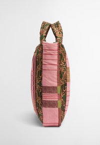 Quilted Handtasche aus einer Kombination von pinken, grünen und gemusterten Stoffen; verfügt über zwei geknotete Obergriffe und hat eine runde Form.
