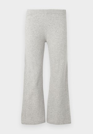 Pantalones acampanados grises hechos de una tela de punto texturizada, con una cintura elástica y un acabado suave sin costuras visibles ni bolsillos.