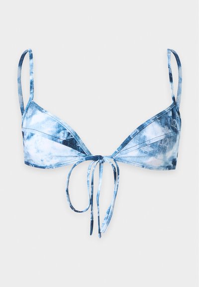 Haut de bikini tie-dye bleu et blanc avec fines bretelles réglables et fermeture à nouer devant sur fond uni clair.
