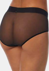 Zwarte doorzichtige hoge taille slip met een gladde tailleband. Kenmerkt zich door zachte, transparante stof die zich aan het lichaam vormt en minimale bedekking biedt.