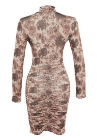Robe moulante à manches longues avec fronces, motif floral abstrait dans des tons rose pâle, beige et marron, vue de dos.