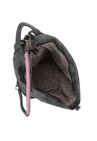 Sac gris texturé avec un intérieur à motifs roses et une poignée enroulée pink. Dispose d'une fermeture éclair et de deux poignées de transport.