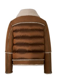 Braune Lederjacke mit einem Lammfellkragen, gepolstertem Design, Reißverschluss an den Ärmeln und cremefarbenen Akzenten entlang der Nähte.