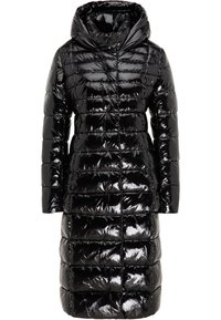 Černý péřový kabát s lesklým povrchem, s kapucí, dlouhými rukávy a prošívaným designem se čtvercovými vzory.