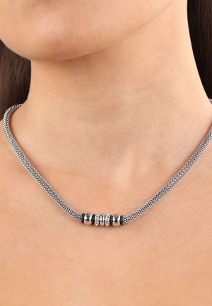 Silberner Netz-Halskette mit glatten runden und strukturierten Perlen in zentraler Anordnung, die ein elegantes Design und ein poliertes Finish betont.
