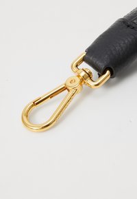 Cintura in pelle nera con una chiusura in metallo dorato lucido, caratterizzata da un gancio arrotondato e dettagli hardware per un attacco sicuro.
