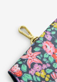 Blumenmuster-Brieftasche mit dunklem Hintergrund, bunten Blumen und einem goldenen Metallverschluss. Strukturierten Oberfläche mit lebendigen Akzenten.